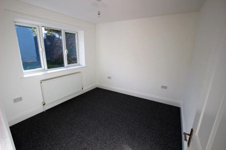 2 bedroom detached bungalow to rent - Photo 2