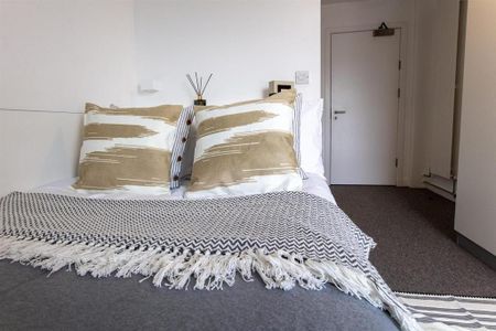 1 bedroom in a flat share to rent - Photo 5