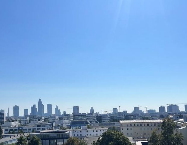 Vollständig renoviert! Penthouse mit Skyline-Blick! Große Sonnenterrasse, Einbauküche, Kamin u.v.m.! - Photo 1