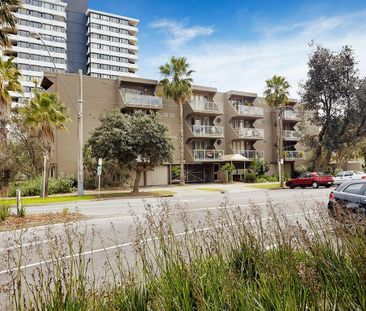 STUDIO APARTMENT WITH STUNNING BAY VIEWS - Photo 4