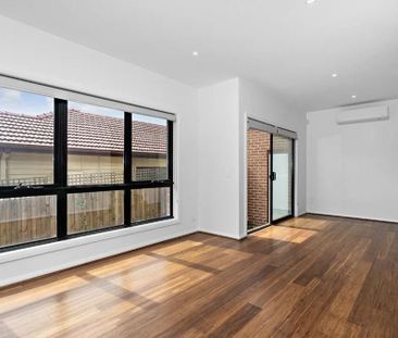 3 bedroom townhouse - modern living in Pascoe Vale! - Photo 1