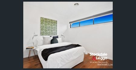 Stylish Townhouse Living on the Pascoe Vale – Oak Park Border - Photo 5