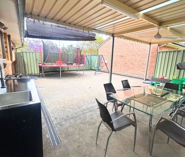 Spacious & Energy-Efficient 3-Bedroom Home near Penrith CBD - Photo 3