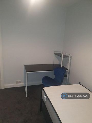 1 bedroom in a flat share to rent - Photo 3
