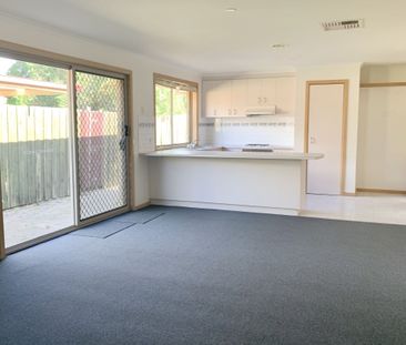 Spacious home in quiet court location - Photo 4