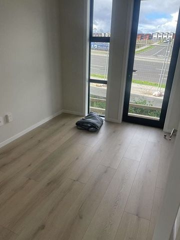 BRAND NEW 5 Bedroom Home in Flat Bush - Photo 4