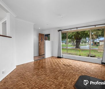 Spacious Home Opposite Park! - Photo 2