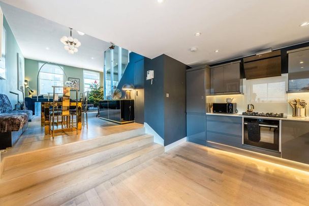 2 bedroom mews to rent - Photo 1