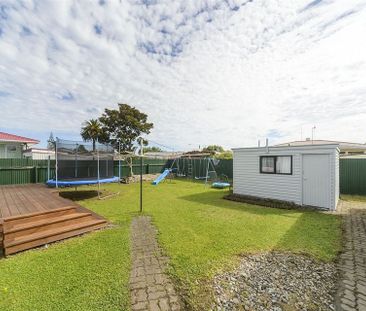Wonderful Family Home with Spacious Backyard - Photo 2