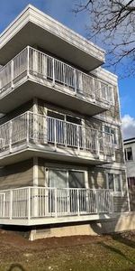 CONDO-renovated-BRIGHT-dishwasher-LAUNDRY-2 balconies-CLEAN - Photo 3