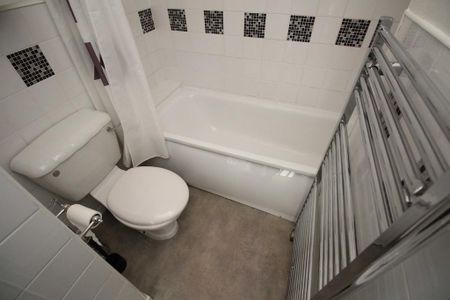 3 bedroom terraced house to rent - Photo 4