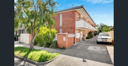 Sun-soaked north-facing 1-bedroom apartment - Photo 2