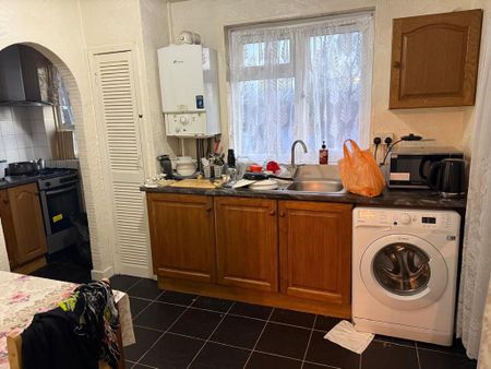 1 bedroom in a house share to rent - Photo 3