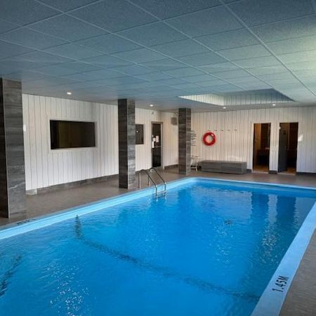 SUPERBE 4 1/2 en coin rénové avec goût! Piscines, gym, internet compris! - Photo 4