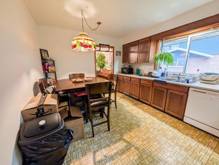 Spacious Fully Detached 4 Bedroom Home in Niagara Falls! - Photo 3