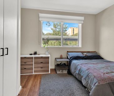 Spacious Windsor apartment with direct access to a park - Photo 5