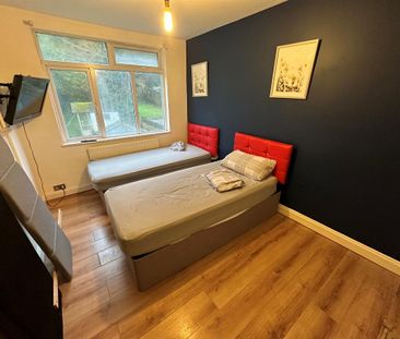 5 bedroom end of terrace house to rent - Photo 4