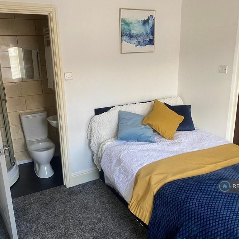 1 bedroom in a house share to rent - Photo 1