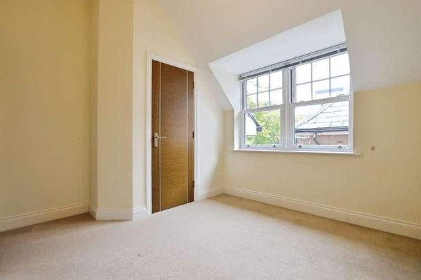 Birchwood Drive, West Byfleet, Surrey, KT14 - Photo 1