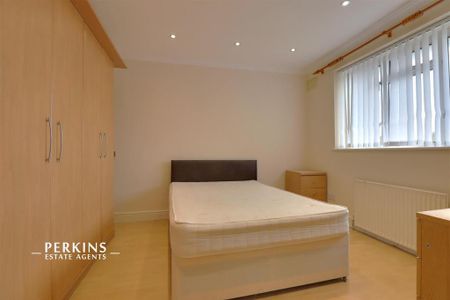 4 bedroom semi-detached house to rent - Photo 4