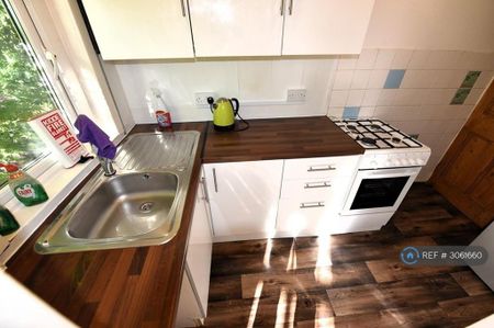 2 bedroom end of terrace house to rent - Photo 4