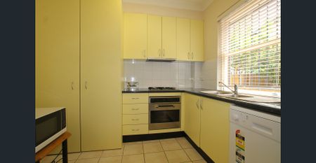 Fantastic Location, Comfortable Apartment ** Available 25/11/25 ** - Photo 2