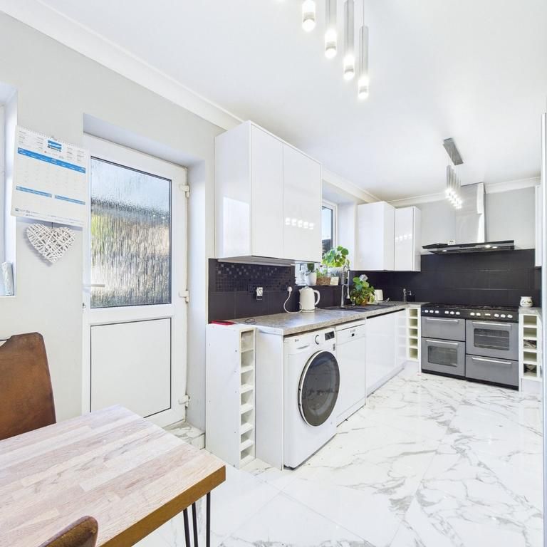 3 bedroom end of terrace house to rent - Photo 1