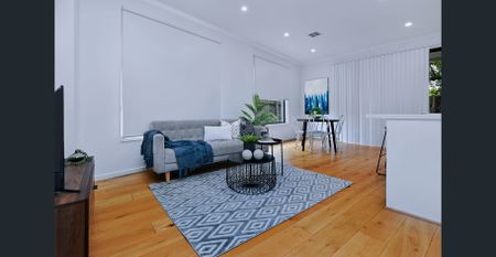 "Stunning townhome" - Photo 2