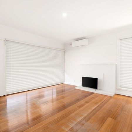 3 Bedroom home WITH separate Bungalow! - Photo 3