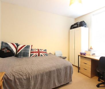 5 bedroom end of terrace house to rent - Photo 3