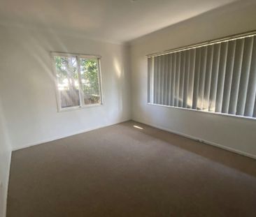 Brick Home for Rent – Perfect for Working Couples Seeking Space and... - Photo 4