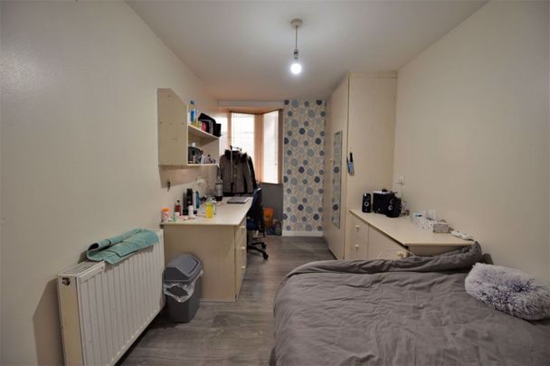 12 bedroom House in Flat A & B & C, Leeds - Photo 1