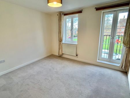 3 bedroom Superb Three Bedroom House to rent - Photo 4