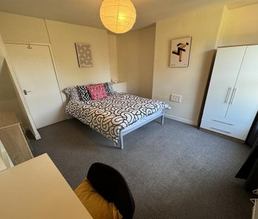 3 bedroom end of terrace house to rent - Photo 4