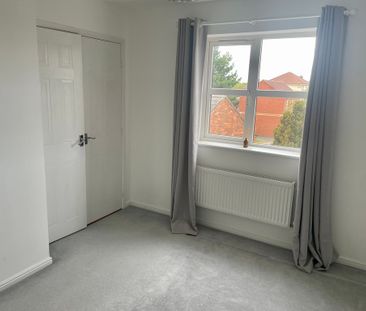 2 bedroom mid terrace to let - Photo 3