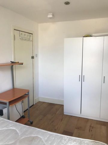 Room in a Shared House, Albert Square, E15 - Photo 4