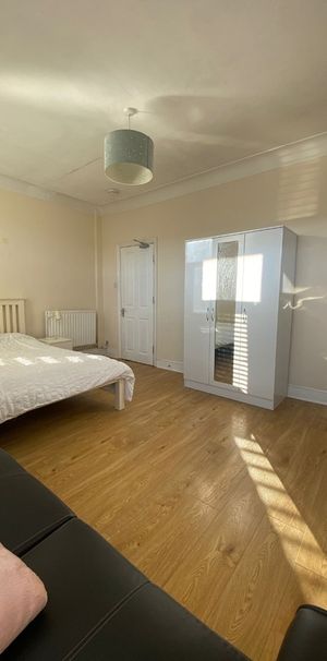 Room in a Shared House, Merton Road, SW18 - Photo 1