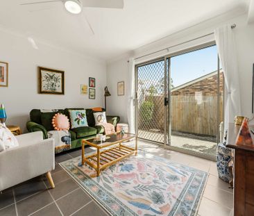 Modern Townhouse Living in Secure Eagleby Complex with Air Conditio... - Photo 1