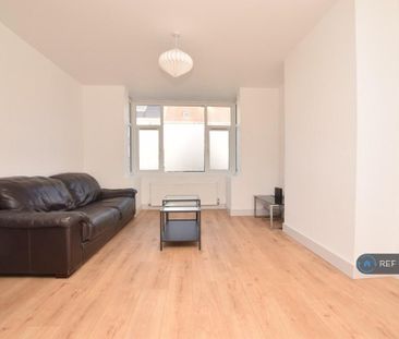 4 bedroom semi-detached house to rent - Photo 1