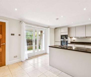 A modern three bedroom town house with river views and roof terrace... - Photo 2