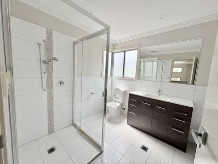 39B Diamantina Circuit, Pacific Pines QLD 4211 - House For Rent | Domain - Photo 4