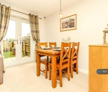 3 bedroom semi-detached house to rent - Photo 3