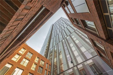 Exceptional Unfurnished Three Double Bedroom Penthouse Apartment with unrivalled facilities in the Exclusive Cortland Development, Colliers Yard. - Photo 2