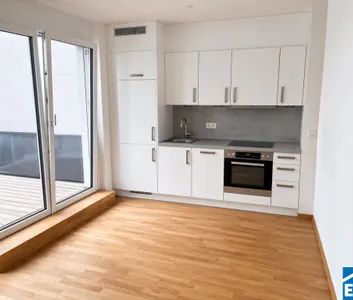 Lichtdurchflutete 2 Zimmerwohnung mit mehr als 35m² Freifläche bei U3-Kendlerstraße - Foto 1