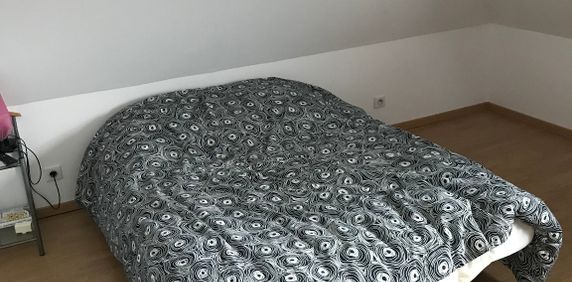 Une maison mitoyenne d'un côté située à proximité des commerces et d'une école - Photo 2