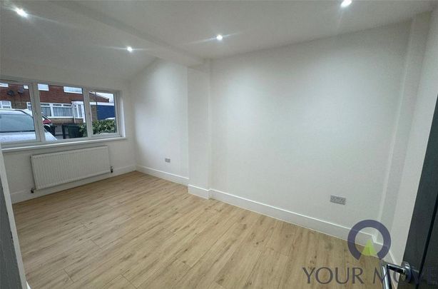 4 bedroom end of terrace house to rent - Photo 1