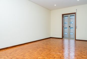 2+1 Bedroom Apartment in Canidelo (Remodeled)