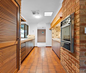 Spacious Family Home in Prime Leeming Location - Photo 5