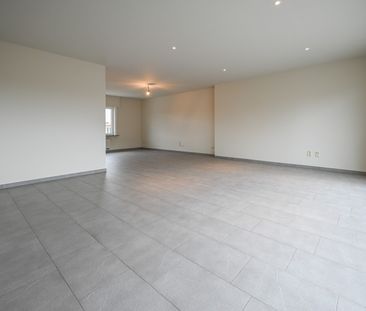 Ruim tweeslaapkamerappartement in het centrum van Izegem - Photo 3