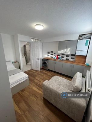 Studio to rent - Photo 1